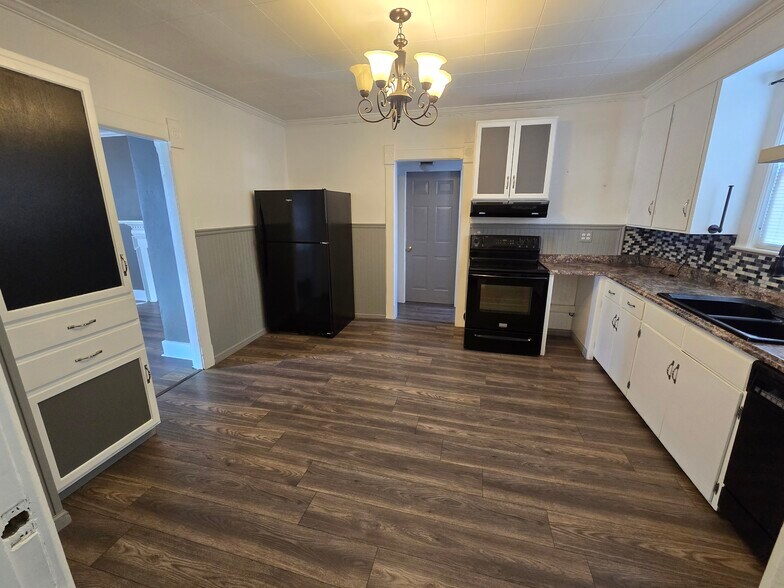 Kitchen - 154 Oak St
