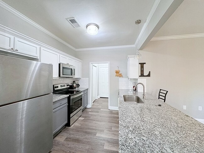 Primary Photo - 4 Bedroom Furnished or UnFurnished rental