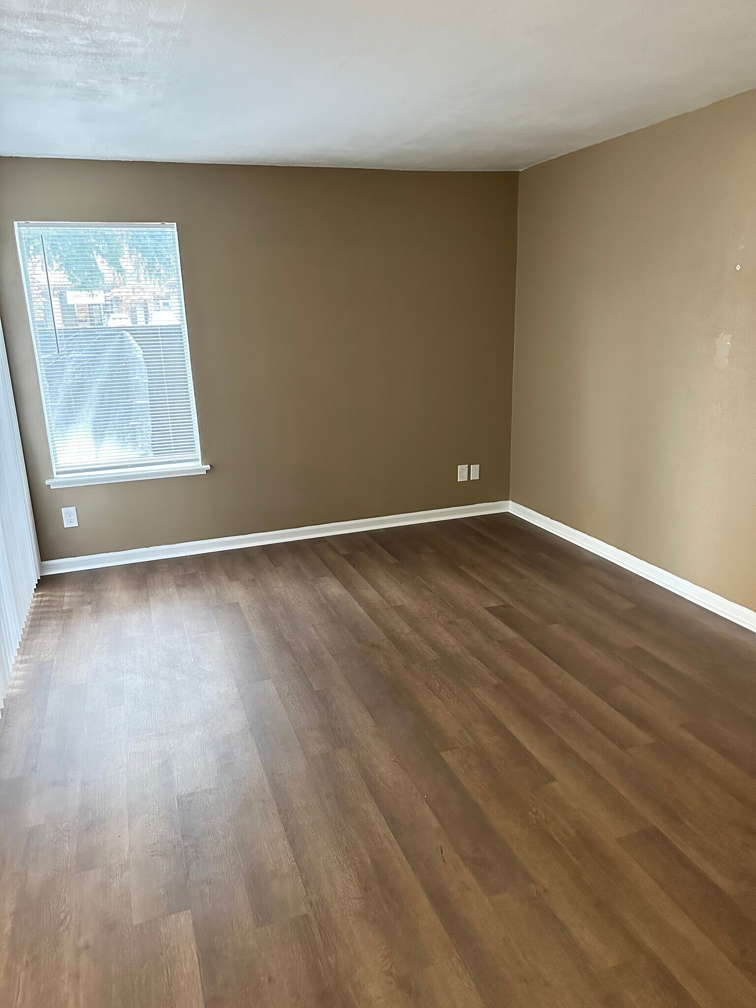 Building Photo - 112 Luna Grande Cir