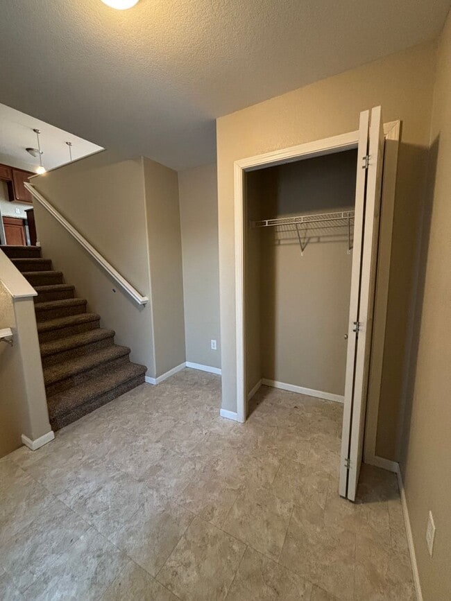 Building Photo - 3 Bedroom Townhome!