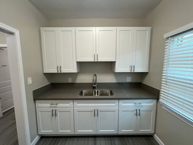 Building Photo - SPACIOUS 1 BEDROOM 1 BATH UPSTAIRS LOCATED NORTH OF DOWNTOWN LONG BEACH