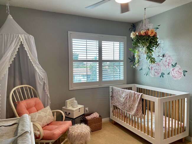 Building Photo - Spacious 3 Bedroom 2.5 Bath Townhouse in C...