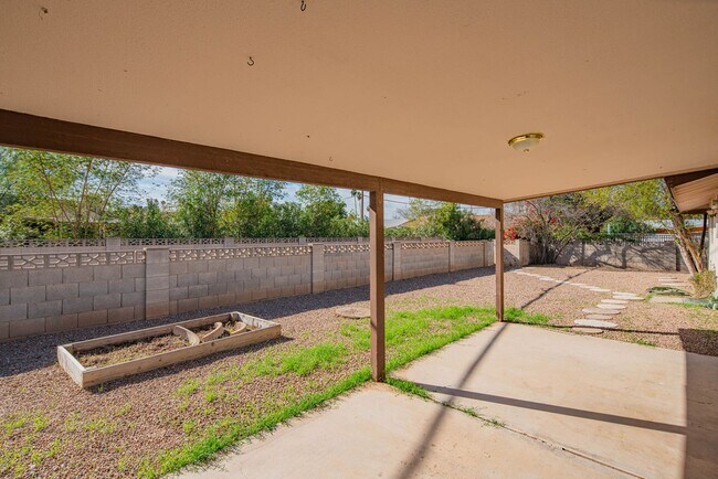 Building Photo - 1047 E Alameda Dr