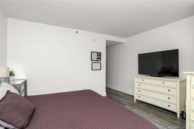 Building Photo - 1 Broad St