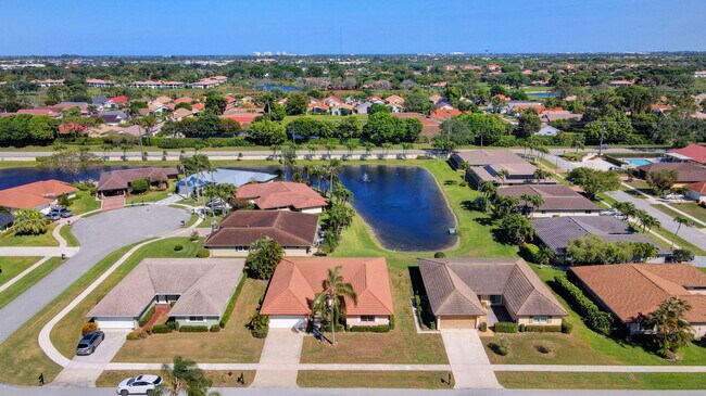 Building Photo - 10452 Greentrail Dr S