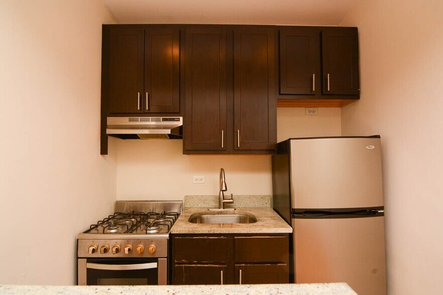 Building Photo - 4644 N Paulina St