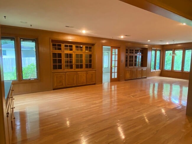 Building Photo - 3 Bed 3 Bath Home