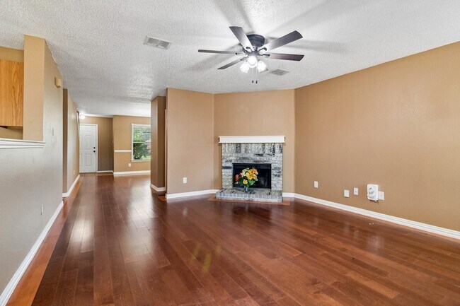 Building Photo - 2232 Chestnut Dr