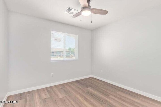 Building Photo - 1624 W Geneva Dr