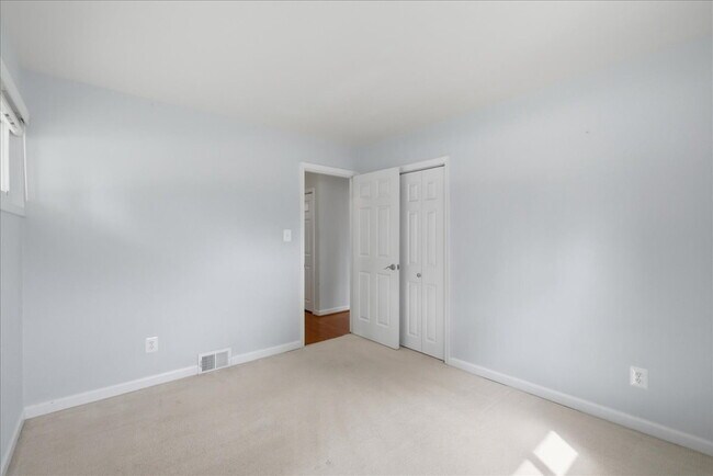 Building Photo - Charming 4-Bedroom Springfield Rambler Near Lake Accotink Park