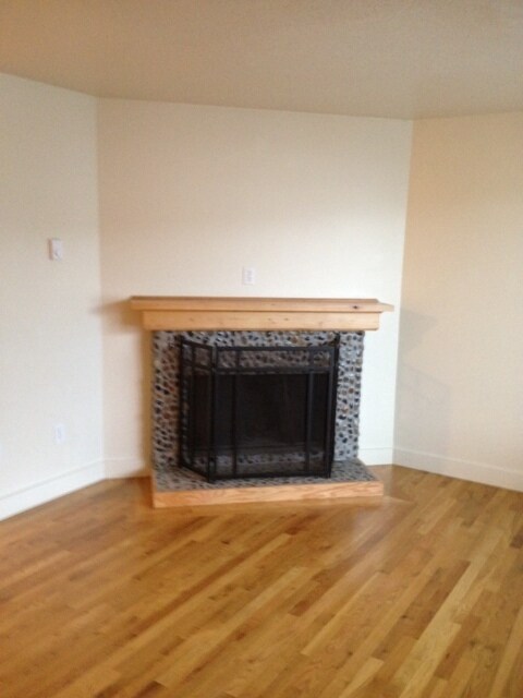 Building Photo - Remodel 1br Fireplace Hardwoods-Great ligh...