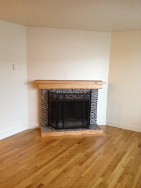 Building Photo - Remodel 700 sf Fireplace Hardwood New Stov...
