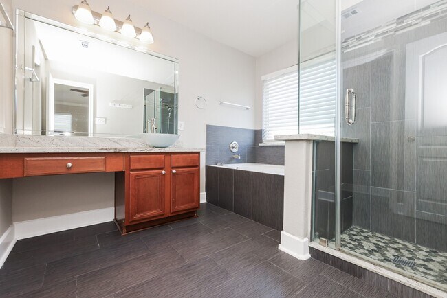 Building Photo - 16021 Summerville Lake Dr