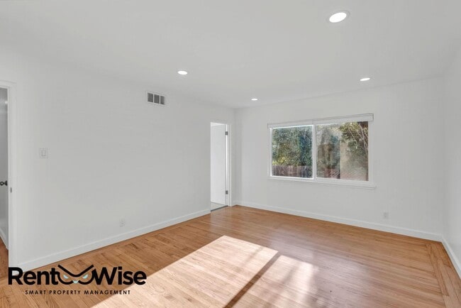 Building Photo - 838 Crompton Rd