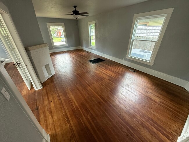 Building Photo - 524 S Evergreen Ave