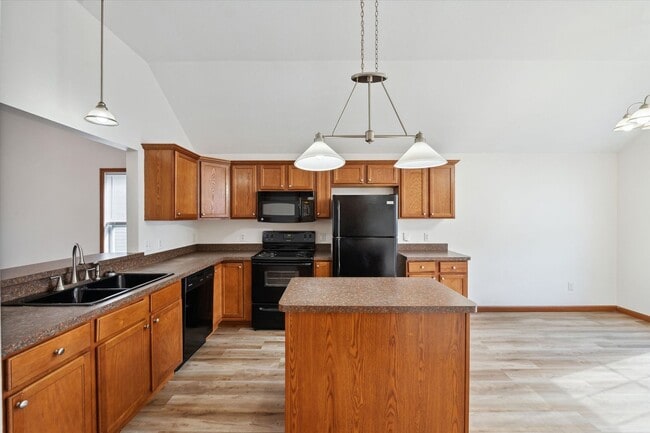 Building Photo - Large 3 Bed 2 Bath ranch for rent