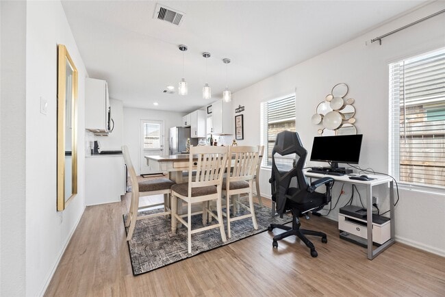 Building Photo - 7207 Clover Chase Dr