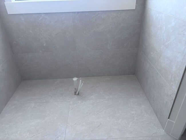 Building Photo - Beautiful custom single story in Moorland Park with pool