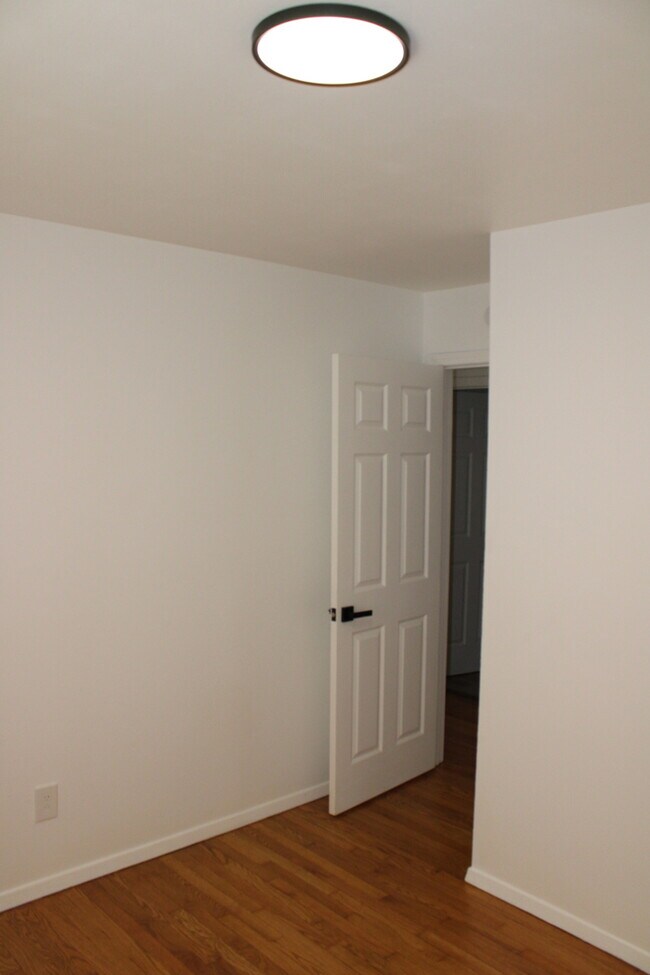 Building Photo - 4bed 2 full bath in Independence off Truma...
