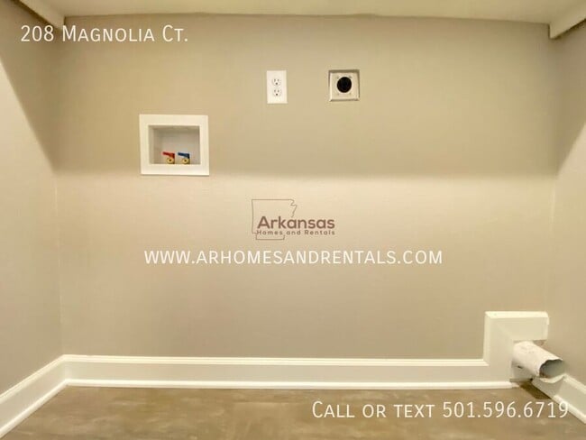 Building Photo - 208 Magnolia Ct