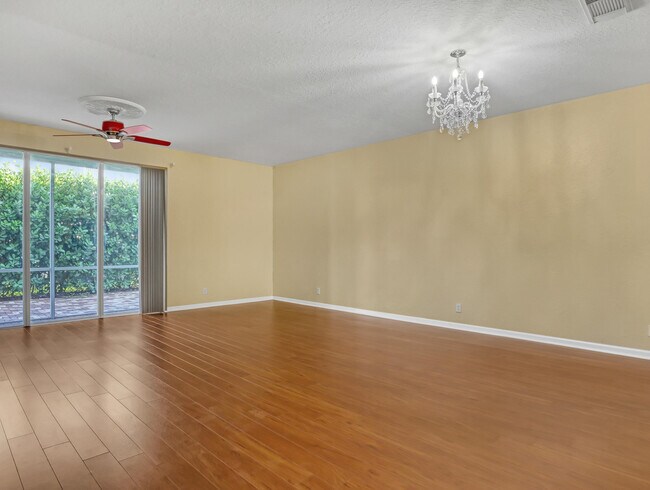 Building Photo - 2226 Oakmont Dr