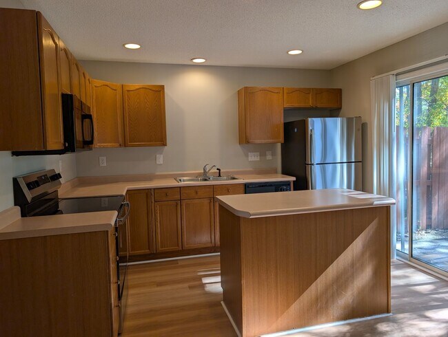 Building Photo - Pristine, 2 bed, 2.5 bath Townhome Located...
