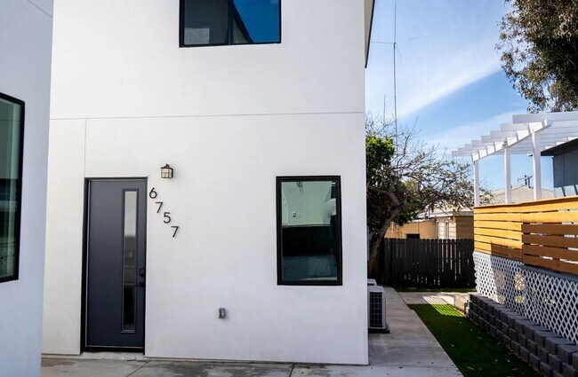 Building Photo - 6753 N Elman St
