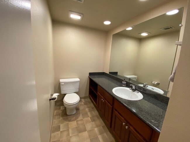 Building Photo - Two bedroom condo in Gated Community with ...
