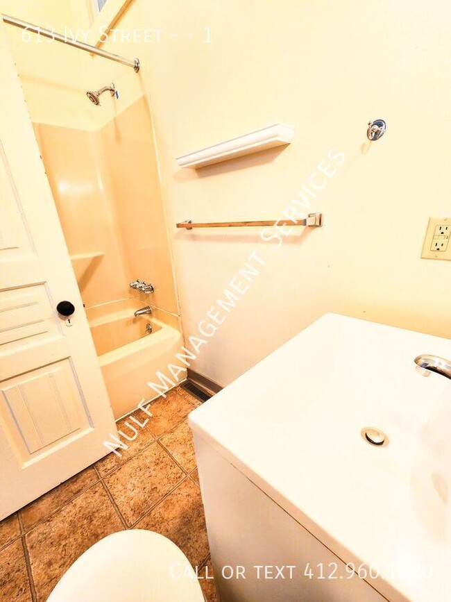 Building Photo - 613 Ivy St