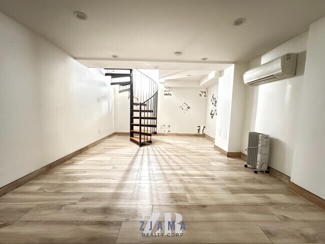 Building Photo - 1520 St Johns Pl