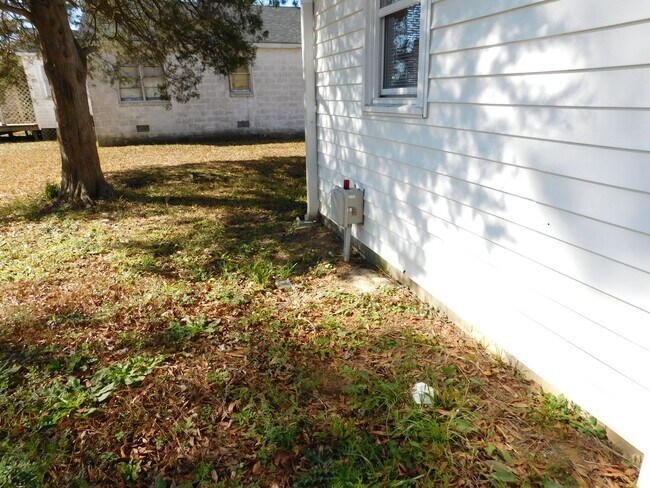 Building Photo - 423 Bouy St