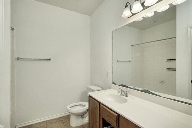 Building Photo - 1121 Hyde Park Dr