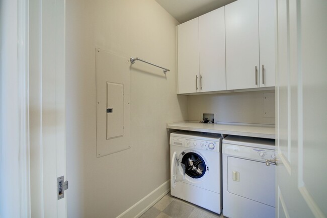 Building Photo - 2 Bd / 2.5 Ba Seattle Condo