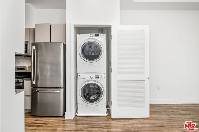 Building Photo - 453 S Kenmore Ave