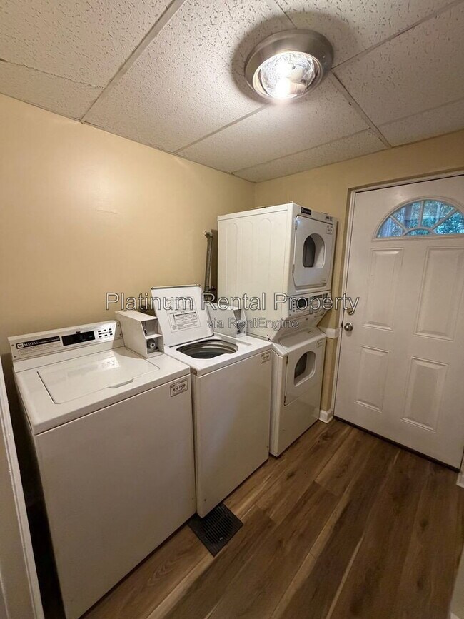 Building Photo - 870 Glendale Terrace NE