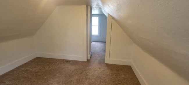 Building Photo - 706 E Lewis St