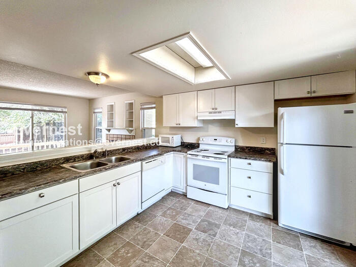 Building Photo - 1985 Mineola Ct