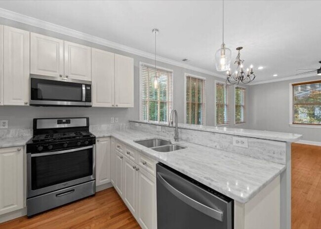 Building Photo - 2 Bedroom, 2.5 Bath Condo in Harleston Village of Downtown Charleston!