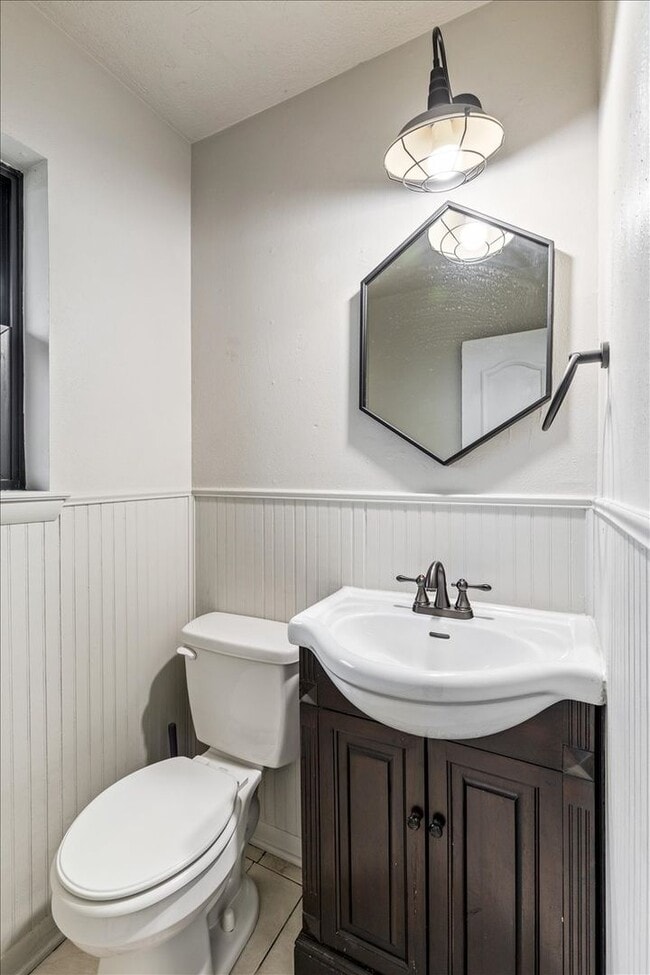 Building Photo - 7522 NW Stonegate- AVAILABLE NOW!