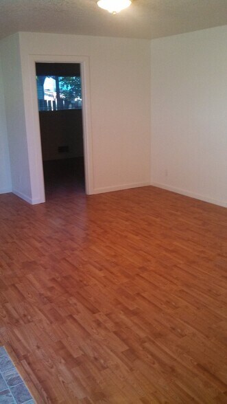 Building Photo - 729-729 NE Church St