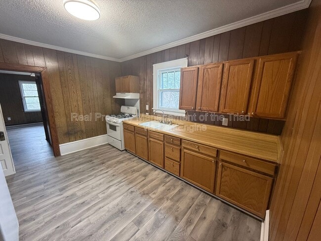 Building Photo - 1514 E 1st St