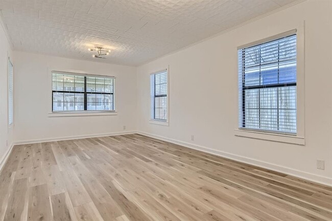 Building Photo - 902 Hackberry St