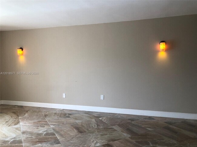Building Photo - 9350 Fontainebleau Blvd
