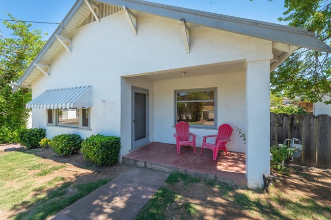 Building Photo - 362-364 W St Charles St