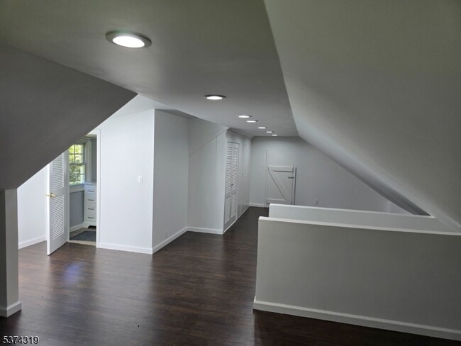 Building Photo - 3462 Valley Rd