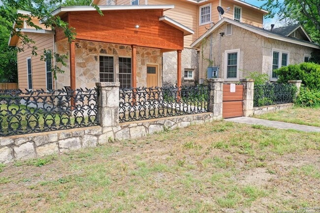 Building Photo - 206 Stace