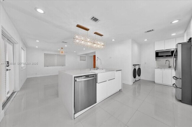 Building Photo - 348 Palm St