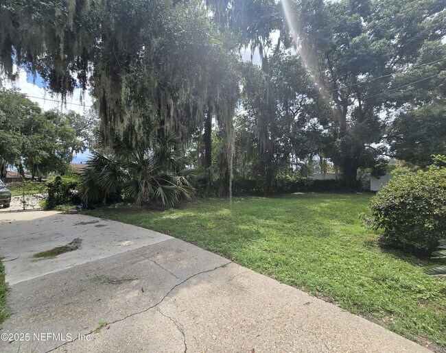 Building Photo - 5851 Clifton Ave