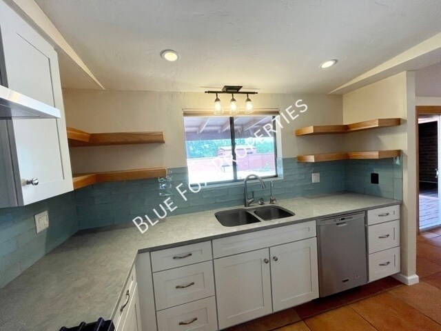 Building Photo - 729 N Alamo Ave