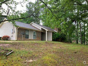 Building Photo - 601 Iroquios